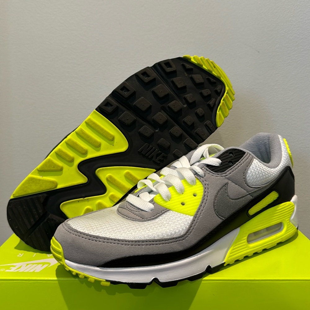 Used Nike Air Max 90 Women’s Size 9, Men’s 7.5